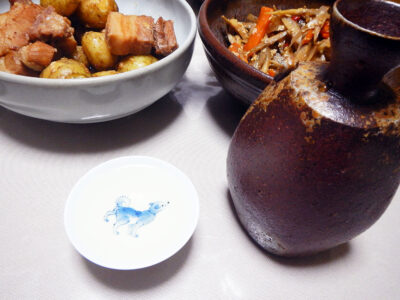 凱陣・神力の熱燗で五目きんぴらや豚ばら肉とじゃがいもの煮ものをいただく