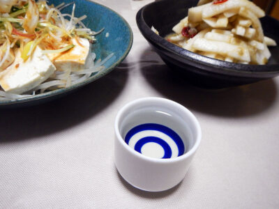 綿屋の雄町の常温で大根の醬油漬けや豆腐サラダ、自家製しめさばのマリネなどをいただく