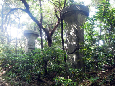 砲台山山頂の手前に建つ謎の遺構
