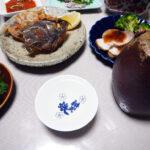 三重の地酒、英(はなぶさ) 生酛 特別純米酒 R4BYの常温と上燗であじの刺身とたたき、自家製しめさば、かれいの頭のから揚げ、かぼちゃの煮物などをいただく