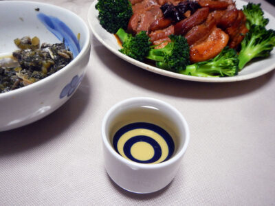 山廃奥鹿の常温で八角風味の豚ばら肉の煮込みなどをいただく