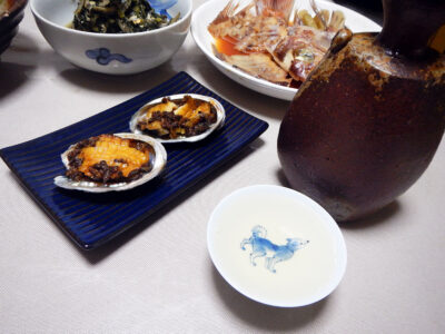 秋鹿・能勢のさとやまの上燗であわびのバター焼きや真鯛のかぶと煮をいただく