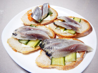 冷蔵庫で保存している自家製にしんの酢漬けをのせたカナッペ