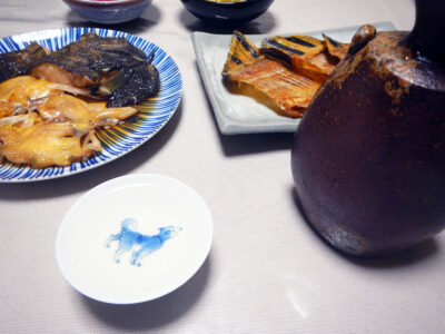 英(はなぶさ)生酛・特別純米の上燗でまつかわがれいのかぶと煮や骨せんべいをいただく