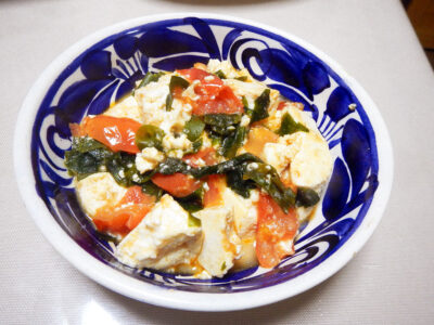 豆腐とトマトとわかめの酒粕炒め
