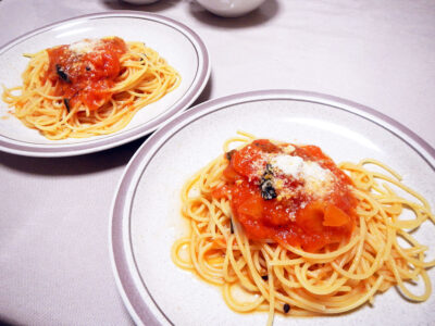 収穫したバジル-マジックマウンテンを使ったトマトソースのパスタ