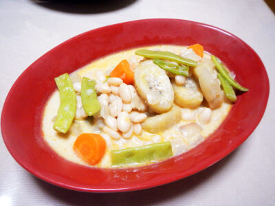 白いんげん豆と野菜を煮込んだココナッツ風味のタンザニアン・シチュー