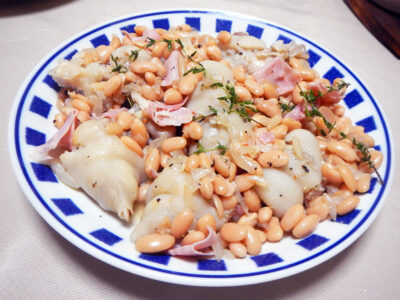 豚足と生ハムの旨味で白いんげん豆を味わう温かいサラダ、フランス料理サラド・ド・アリコ・ココ・ブラン