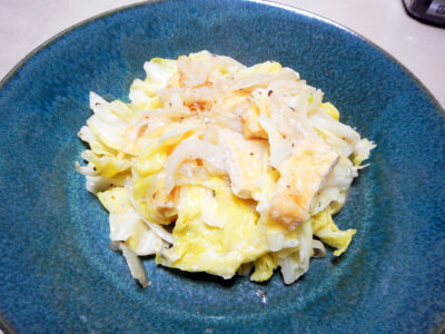 キャベツと油揚げのクリーミー酒粕炒め