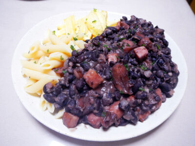 黒いんげん豆と肉を煮込んだブラジルの国民食フェイジョアーダ