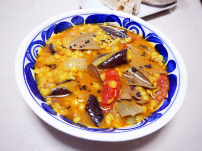 サンバルマサラを使ったトゥール豆となすの梅味カレー