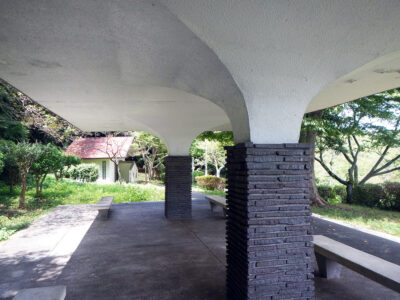 塚山公園、芝生広場にある休憩所