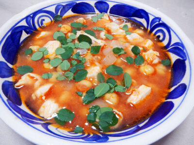 モリンガの葉をちらした豆料理タブクル・ノフト