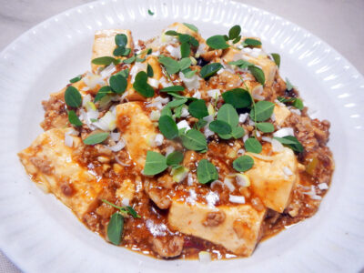 モリンガの葉をちらした麻婆豆腐