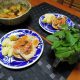 バジル-マジックマウンテンを使ったトマトソースで豚肉を料理する